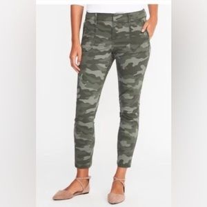 Old Navy Camo Pixie Pants Sz 6!